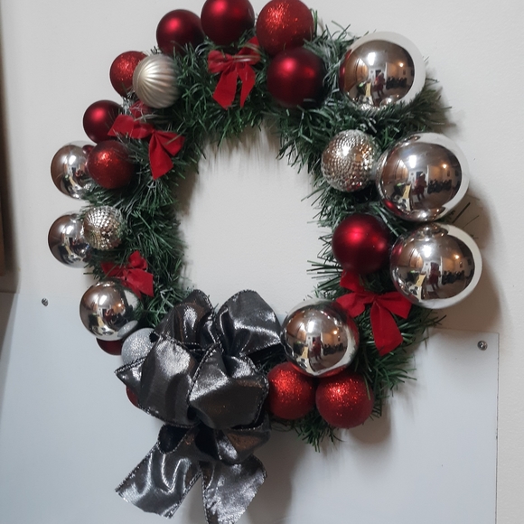 18" Christmas Wreath. Ready to hang and admire. - Picture 3 of 4